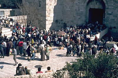 Jerusalem - Arabische Bevölkerung vor dem Damaskustor