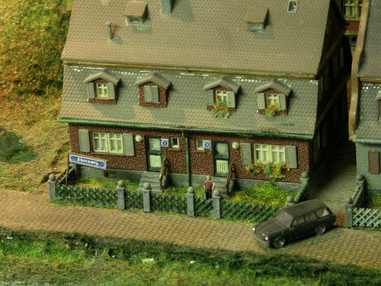 Detail der Pfarrhausmodellbahn