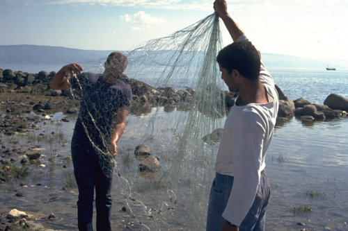 Fischer mit einem Netz.