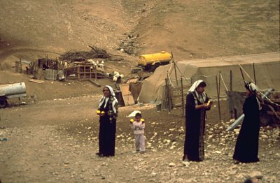 Beduinenfrauen vor einem Zelt