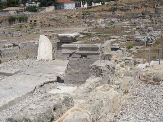 Kreuz in den Ruinen von Korinth